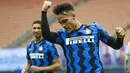 Striker Inter Milan, Lautaro Martinez, melakukan selebrasi usai mencetak gol ke gawang Crotone pada laga Liga Italia di Stadion Giuseppe Meazza, Minggu (3/1/2021). Inter Milan menang dengan skor 6-2. (AP/Antonio Calanni)