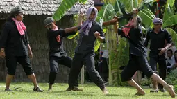 Sejumlah aktor melakukan teatrikal saat memperingati Hari Kemarahan di  Phnom Penh, Kamboja, (20/5). Ratusan orang berkumpul untuk mengingat mereka yang tewas selama rezim Khmer Merah. (REUTERS/Samrang Pring)