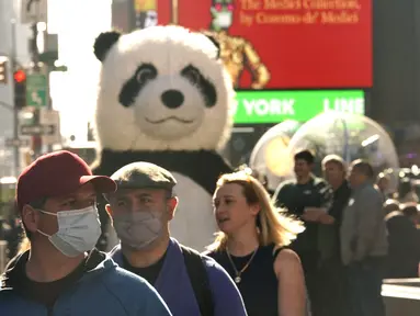Maskot Panda Raksasa terlihat di Times Square, New York pada 9 November 2021. Turis asing yang mendatangi Amerika Serikat disambut kembali ke New York City untuk pertama kalinya dalam 20 bulan setelah pembatasan perjalanan pandemi Covid-19 dicabut. (TIMOTIUS A. CLARI / AFP)
