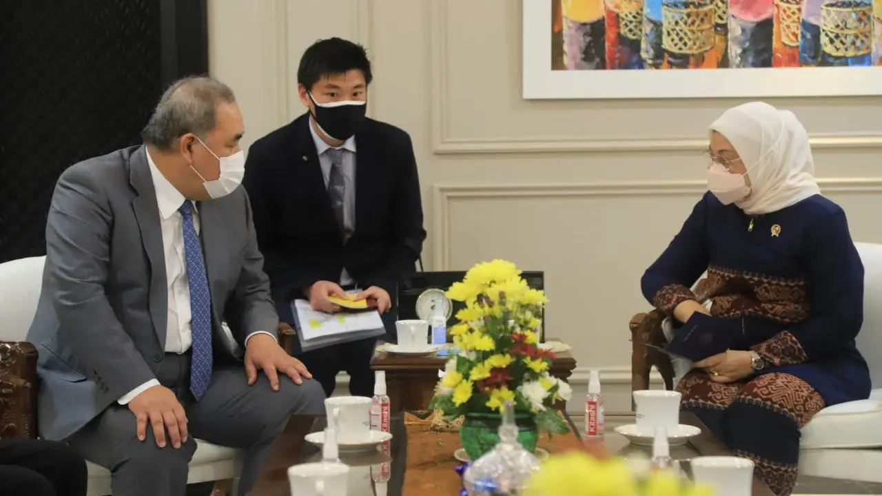 Menaker Ida Fauziyah ketika menerima kunjungan kehormatan perwakilan dari Japan Human Support Union (JHSU) Kunihiro Tomoaki, di Kantor Kemnaker Jakarta, Selasa (29/3/2022).
