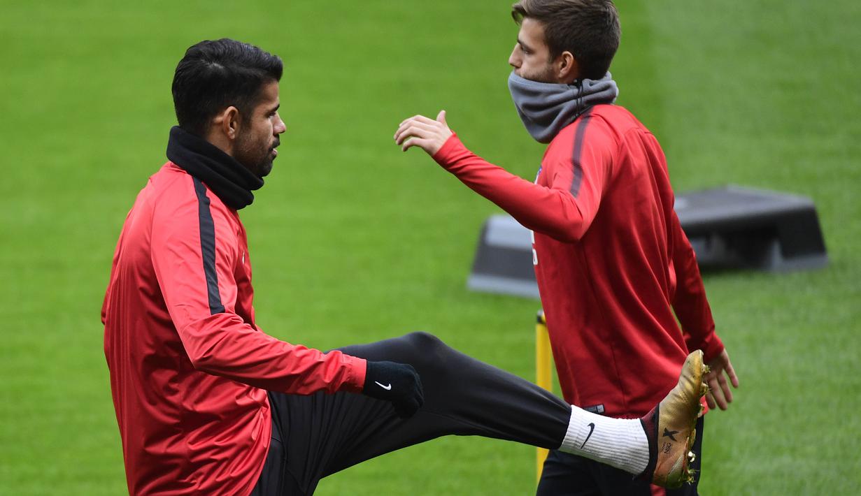 Striker Atletico Madrid, Diego Costa, saat mengikuti sesi latihan di Stadion Wanda Metropolitan, Madrid, Minggu (31/12/2017). Diego Costa resmi kembali berseragam Atletico Madrid setelah terdepak dari skuad Chelsea. (AFP/Pierre-Philippe Marcou)
