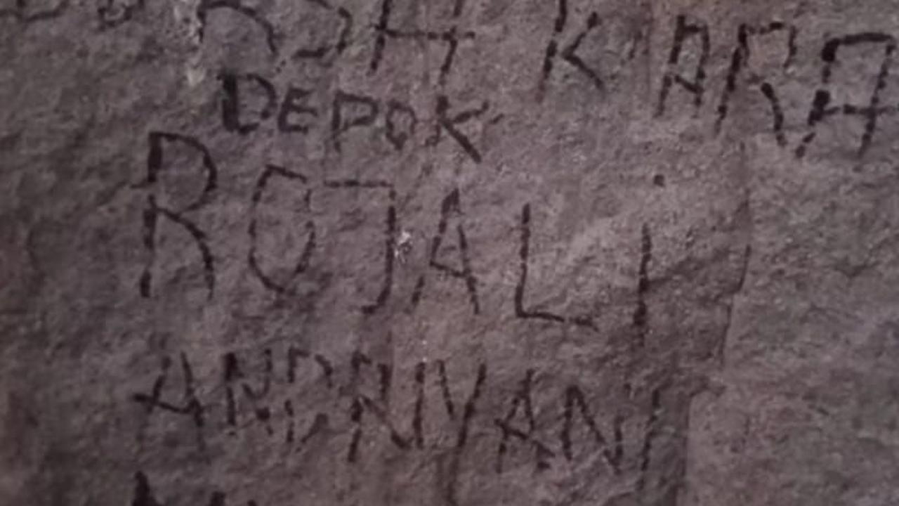 Warga Kota Depok lagi-lagi membuat heboh dunia jagat maya. Kali ini, keusilan warga Depok dilakukan di Gua Hira, Makkah, Arab Saudi.