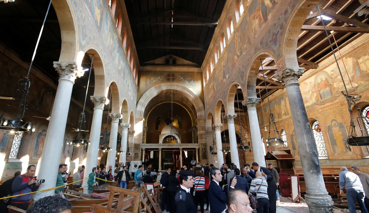 Pejabat keamanan melakukan penyelidikan menyusul ledakan bom yang menghantam Gereja Katedral Koptik di Kairo, Mesir, Minggu (11/12). Hingga saat ini belum ada pihak yang mengaku bertanggung jawab atas ledakan tersebut. (REUTERS/Amr Abdallah Dalsh)