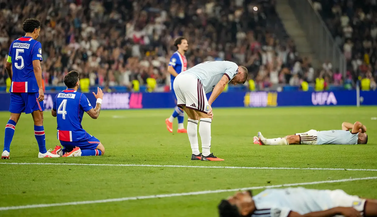 Para pemain bereaksi usai pertandingan sepak bola Piala Super UEFA antara Paris Saint-Germain dan Aston Villa di Salzburg, Austria, Rabu, 12 Agustus 2026. (Foto AP/Darko Bandic)