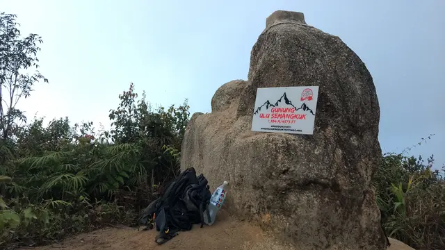 Puncak Gunung Semangkok (Dok: Dan Quinn, Juli 2023 https://www.gunungbagging.com/semangkok/nggallery/page/3)