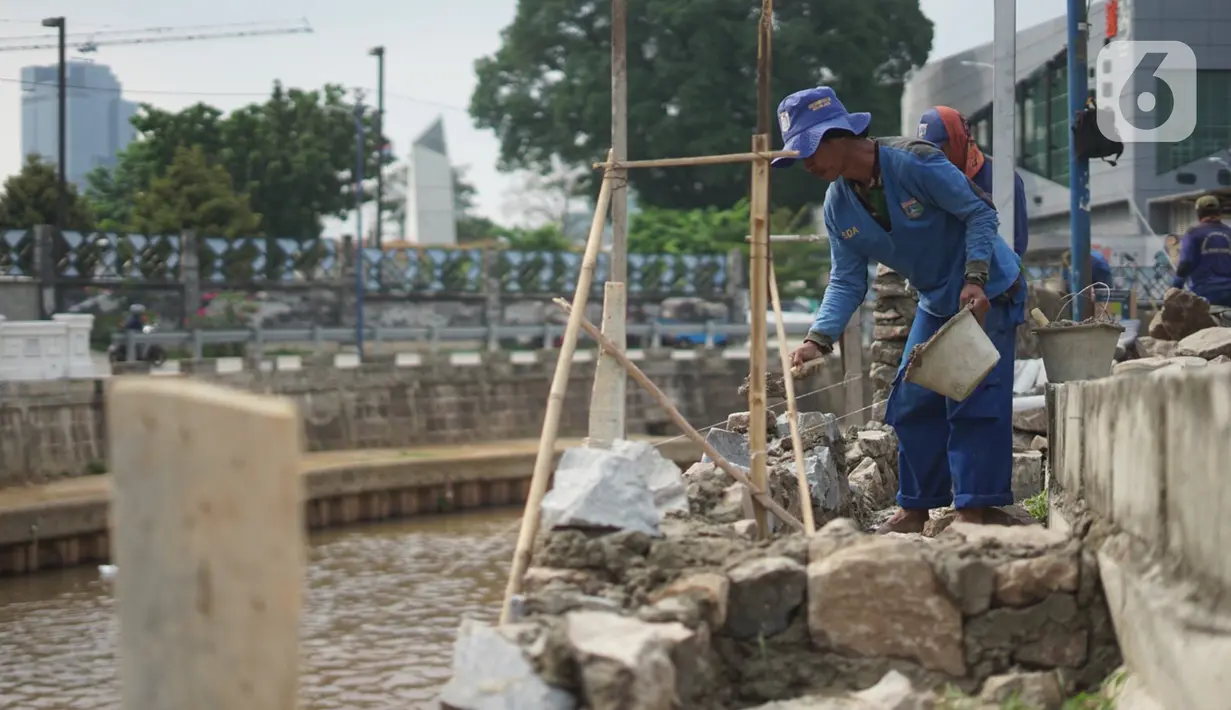 Aktivitas pekerja saat proyek peninggian turap Anak Sungai Ciliwung di kawasan Senen, Jakarta, Rabu (4/11/2020). Peninggian turap dilakukan sebagai langkah mengantisipasi banjir yang berasal dari luapan aliran sungai saat hujan deras. (Liputan6.com/Immanuel Antonius)