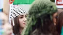 Penampilan Syifa Hadju saat ikut turun ke jalan membela Palestina di Jakarta disebut bak Gigi Hadid.  [@syifahadju]