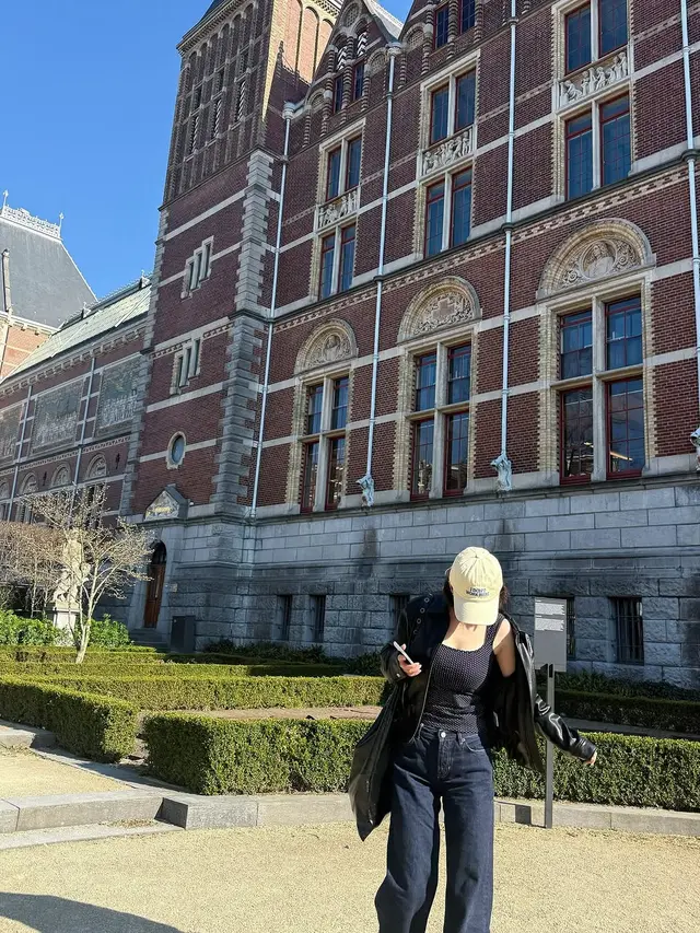 6 Gaya Boyish Karina aespa Padu Padan Busana dengan Jaket Kulit