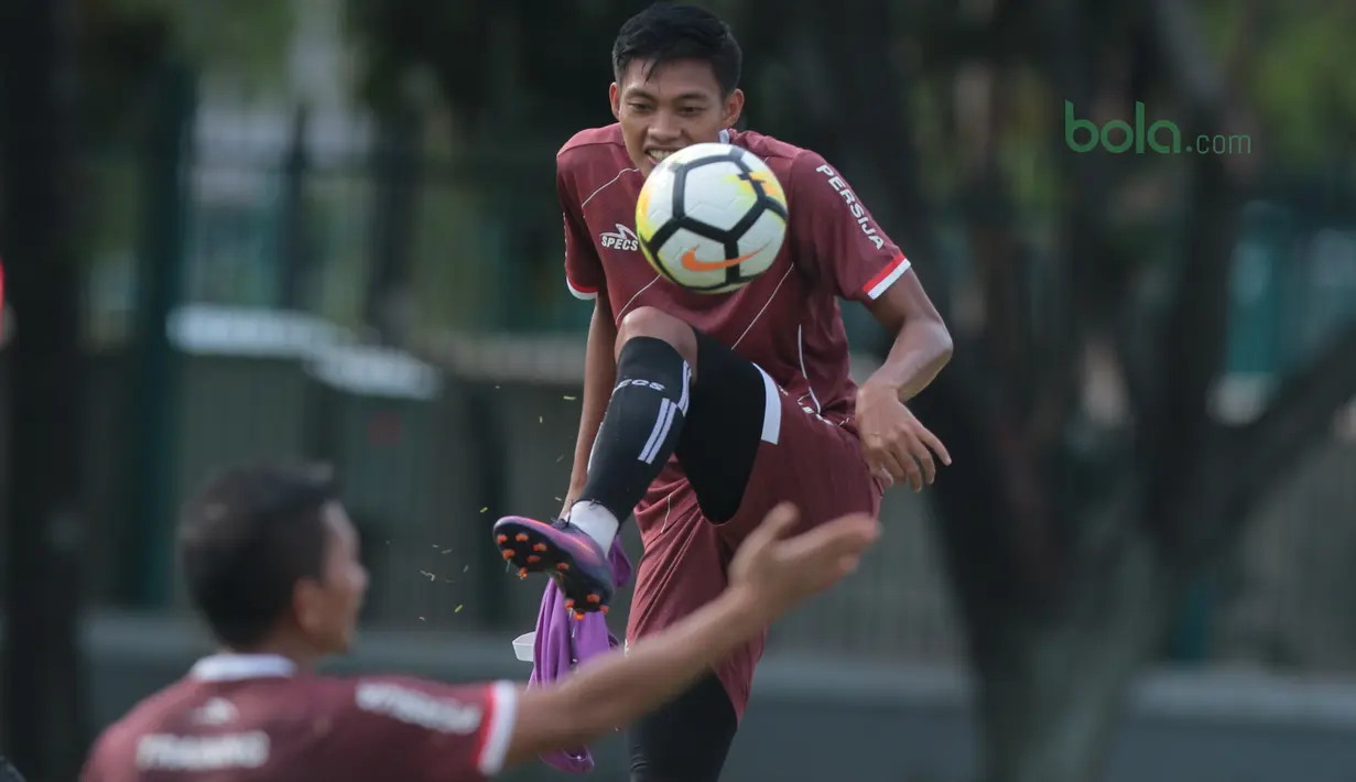 Pemain Persija Jakarta, Vava Mario Yagalo mengontrol bola saat sesi latihan jelang  Piala AFC 2018 di Lapangan ABC, Senayan, Jakarta (27/2/2018). Persija melawan Tampines Rovers pada 28 Februari 2018. (Bola.com/Nick Hanoatubun)