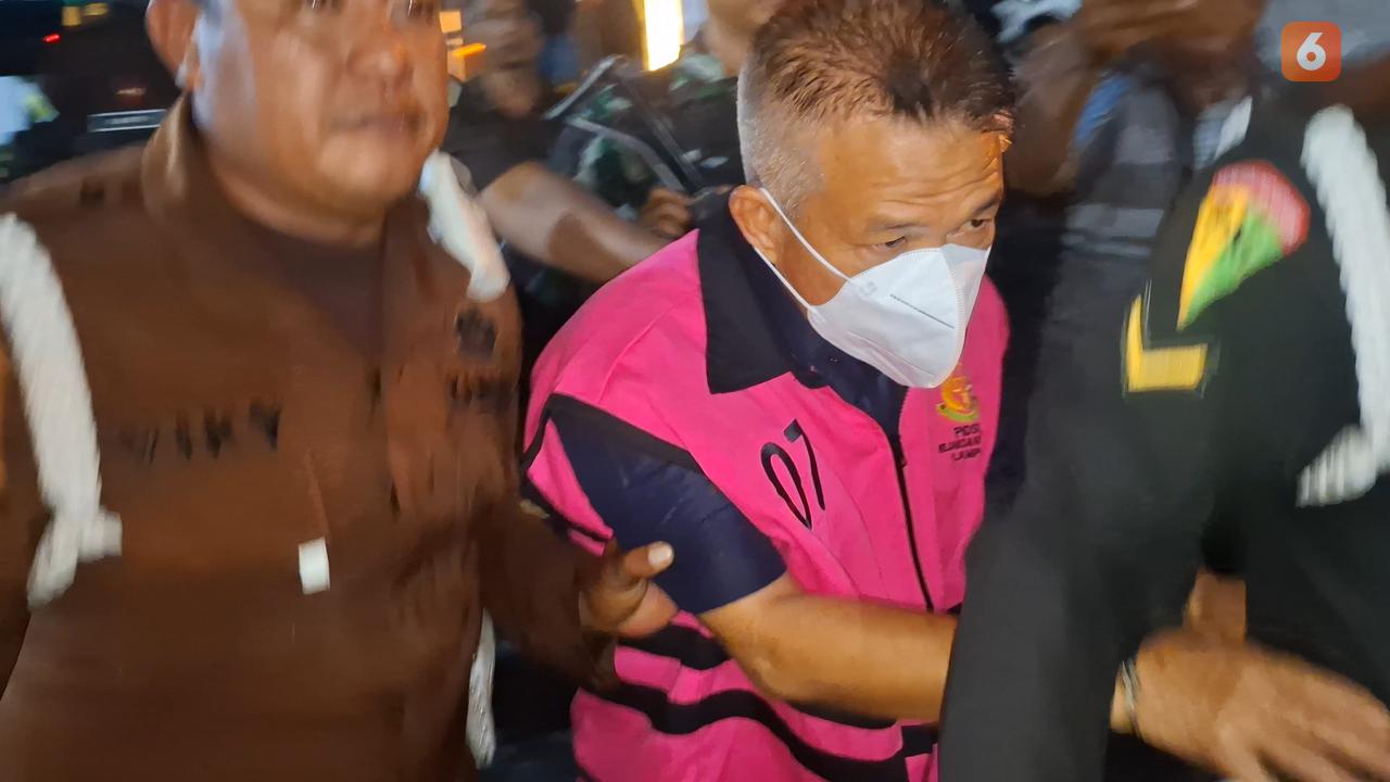 Kejati Lampung resmi menahan mantan Kadis PUPR Kabupaten Lampung Timur, Subandri Bachri. Foto : (Liputan6.com/Ardi).