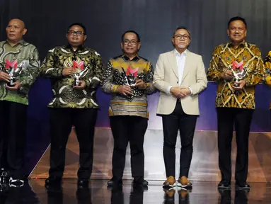 Menteri Perdagangan Zulkifli Hasan (ketiga kanan) foto bersama nominator Program Penguatan Ekspor Daerah pada ajang Merdeka award 2023 di SCTV Tower, Jakarta, Rabu (30/8/2023). (merdeka.com/Imam Buhori)