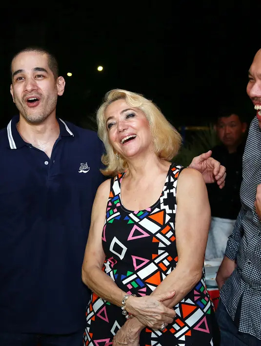 Senyum bahagia warnai perayaan Natal Okan Kornelius tahun ini, tamu yang turut meramaikan pun juga menambah momen spesial ini semakin ceria. Tak dapat dipungkiri jika ibu kandungnya menjadi wanita spesial di hari bahagia ini. (Deki Prayoga/Bintang.com)