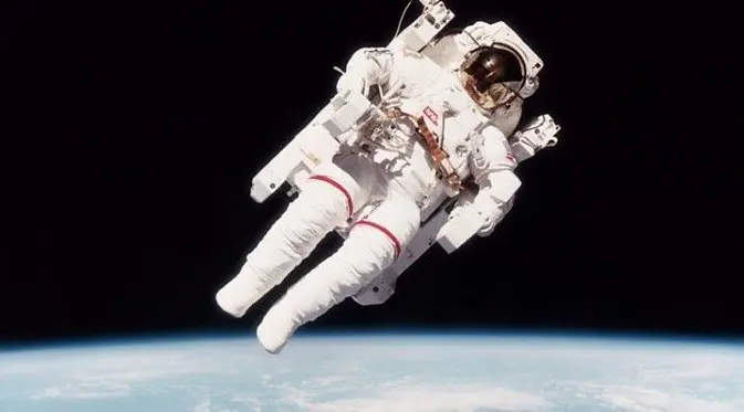 Bruce McCandless, astronot pertama yang terbang melayang di luar angkasa. (Foto: BBC)