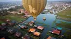 Balon udara terbang di atas rumah-rumah panggung kampung terapung Danau Inle, Negara Bagian Shan, Myanmar, Senin (18/2). Danau air tawar yang sangat luas ini menawarkan berbagai keindahan. (Ye Aung THU/AFP)