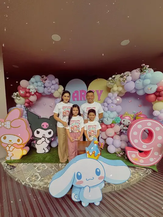 Ashanty mengunggah beberapa momen kebersamaan keluarganya merayakan ultah ke-9 Queen Arsy. Mengundang beberapa teman sekelas Arsy, keluarga Ashanty tampil kompak mengenakan baju kembar. [Foto: Instagram/ashanty_ash]