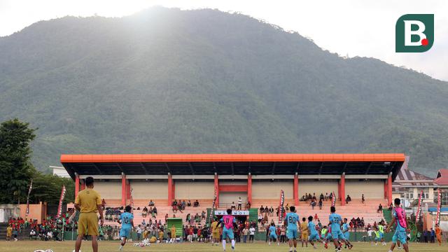 Foto: Malut United Gelar Coaching Clinic dan Latihan di Stadion dengan Pemandangan yang Indah