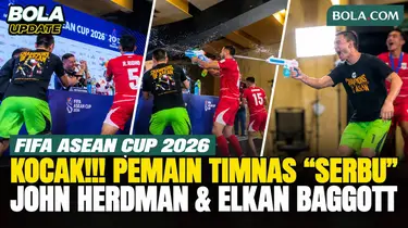 Kocak! Pemain Timnas Indonesia “Serbu” John Herdman dan Elkan Baggott di Ruang Konferensi Pers FIFA ASEAN Cup 2026