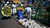 Brigade Evakuasi Popok usai mengumpulkan sampah popok bayi yang ditemukan di Sungai Brantas di Kota Malang, Jawa Timur (Zainul Arifin/Liputan6.com)