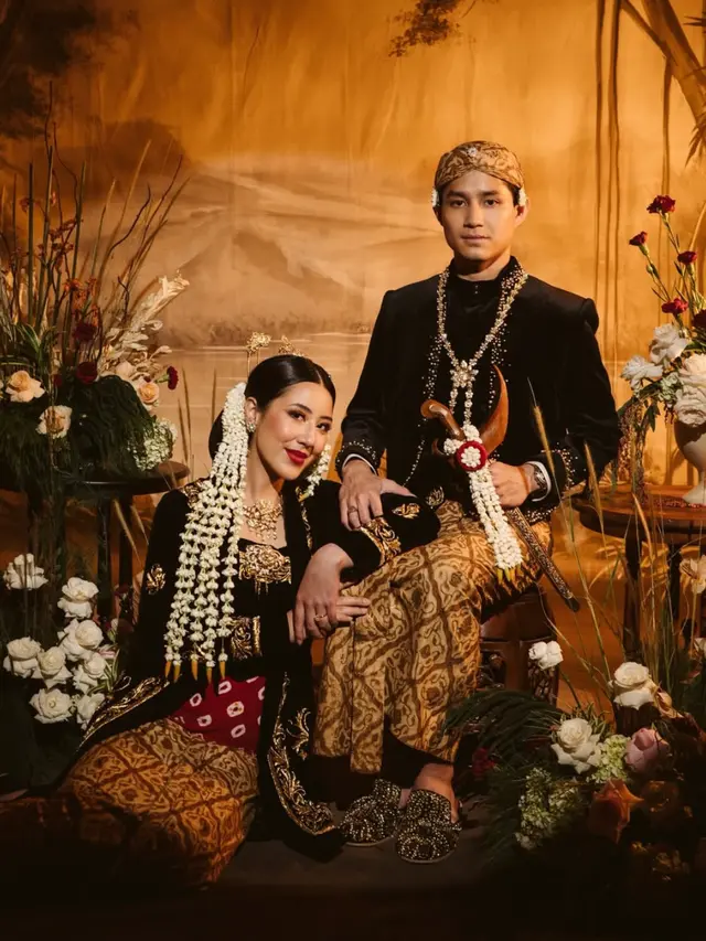 Teuku Rassya Bersama Calon Istri saat Prewedding kenakan baju adat Jawa. [@teukurassya]