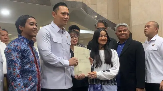 Nirina Zubir dan Menteri ATR/BPN Agus Harimurti Yudhoyono (AHY)