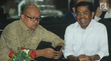 Menteri Sosial Idrus Marham duduk di lobi gedung KPK usai diperiksa penyidik, Jakarta, Kamis (26/7). Idrus diperiksa sebagai saksi untuk dua tersangka Wakil Ketua Komisi VII DPR Eni Maulani Saragih dan Johannes B Kotjo. (Merdeka.com/Dwi Narwoko)