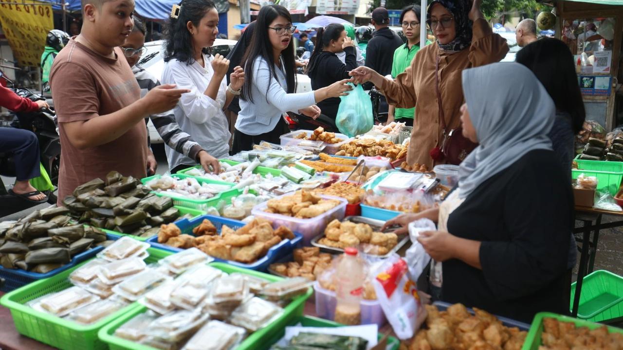 FOTO: Ramai Warga Kwitang Berburu Takjil di Hari Keenam Ramadan 1447 H