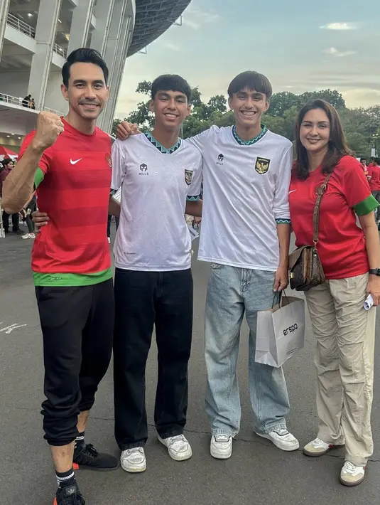 Menonton bola dengan keluarga, keempatnya kompak mengenakan jersey untuk mendukung timnas Indonesia. [Foto: Instagram/ Donna Agnesia]