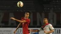 Gelandang timnas Indonesia U-23, Paulo Sitanggang (kiri) berebut bola dengan pemain Timor Leste di laga kualifikasi grup H Piala Asia 2016 di Stadion GBK Jakarta, (27/3/2015). Indonesia U-23 unggul 5-0 atas Timor Leste. (Liputan6.com/Helmi Fithriansyah)