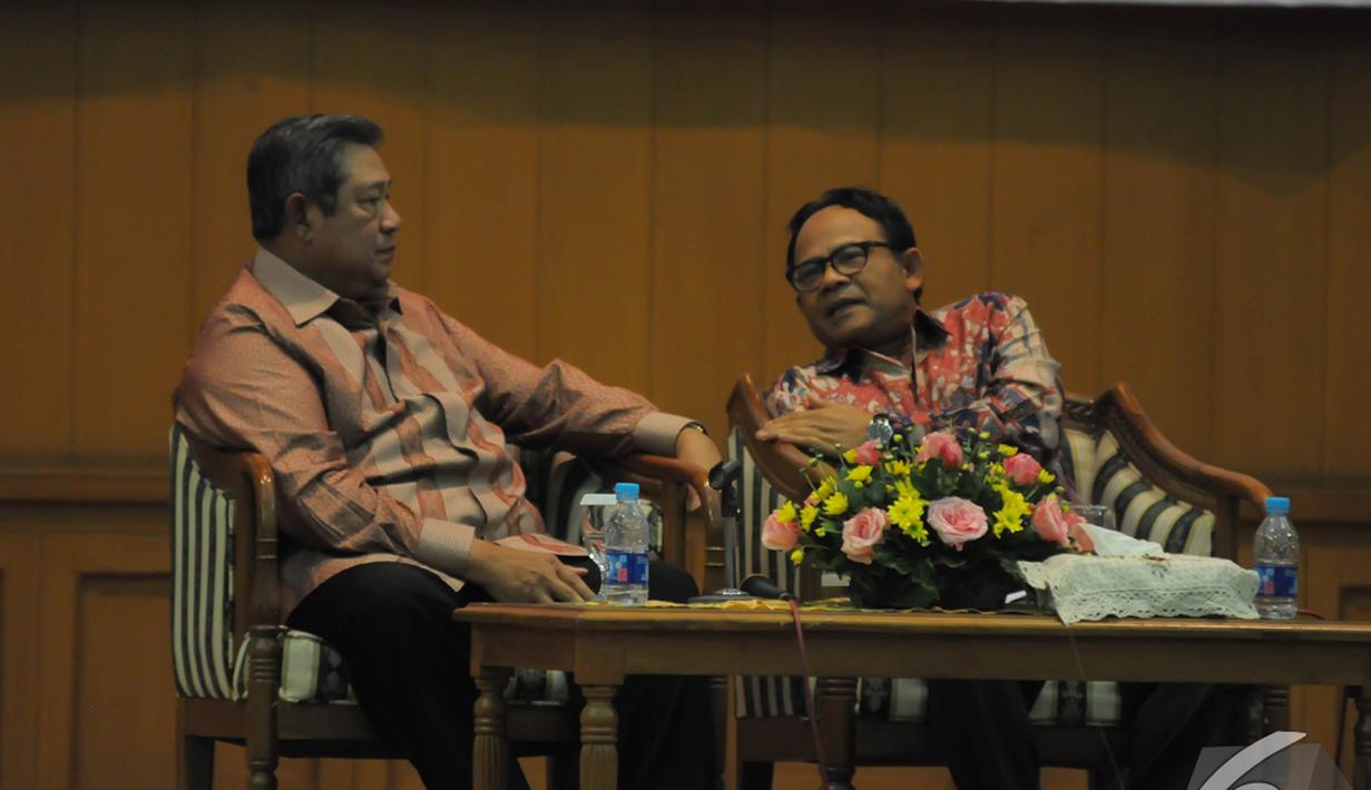 SBY bersama Prof. Dr. Komaruddin Hidayat saat menghadiri Kuliah Umum "Pengalaman Mengawal Reformasi", Tangsel, Rabu (10/12/2014). (Liputan.com/Herman Zakharia)