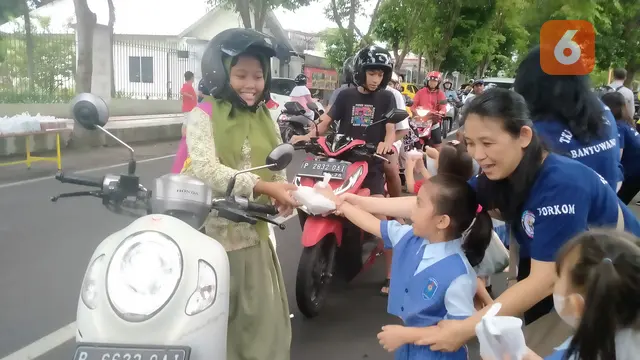 Puluhan siswa TK Katolik Santa Maria Banyuwangi bagikan ribuan takjil gratis (Hermawan Arifianto/Liputan6.com)