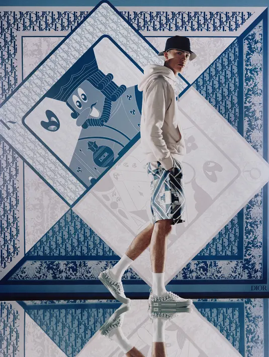 Hadir pula koleksi sneakers B23 berwarna putih dan seri aksesori seperti kalung silver dan bucket hat.