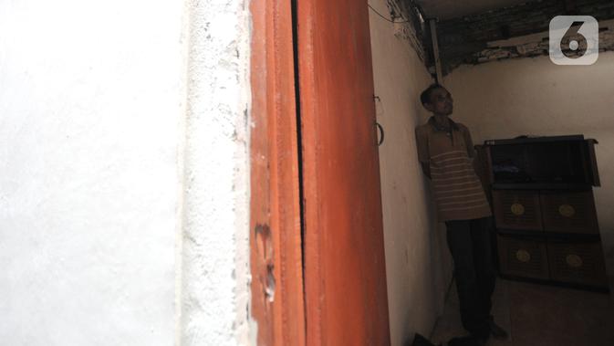 Setelah kondisi rumah Kudus viral di media sosial, pemerintah setempat langsung mengecat dinding rumahnya dan memasangkan lampu yang listriknya diperoleh dari tetangga. (merdeka.com/Iqbal Nugroho)
