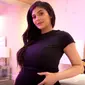 Kylie Jenner akhirnya mengumumkan kelahiran putri pertamanya bersama dengan Travis Scott. Ia pun merilis pernyataan dan sebuah video. (Reality Blurb)