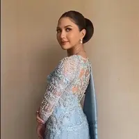 Pesona Jessica Mila dalam balutan kebaya dan songket untuk acara adat Martumpol. (Foto: Instagram/myrnamyura)