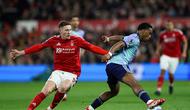 Gelandang Nottingham Forest asal Skotlandia Elliot Anderson (kiri) berebut bola dengan bek Arsenal asal Belanda Jurrien Timber selama pertandingan sepak bola Liga Primer Inggris antara Nottingham Forest dan Arsenal di The City Ground di Nottingham, Inggris bagian tengah, pada 26 Februari 2025.