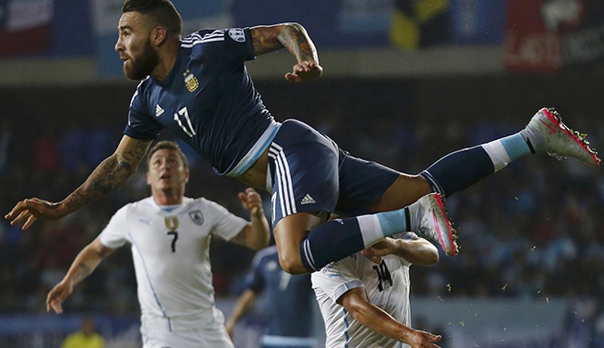 Nicolas Otamendi bek Argentina melompati wajah pemain Uruguay. ( REUTERS/Marcos Brindicci)