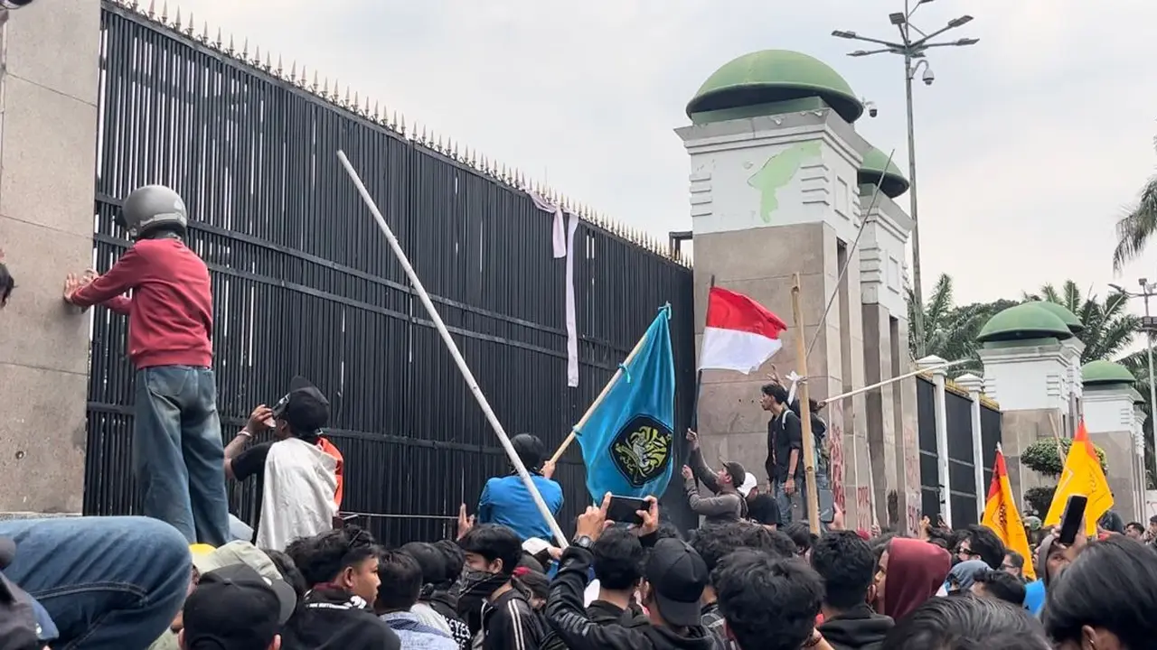 Massa unjuk rasa di depan Kompleks DPR/MPR Jalan Gatot Subroto, Senayan Jakarta Selatan mulai ricuh
