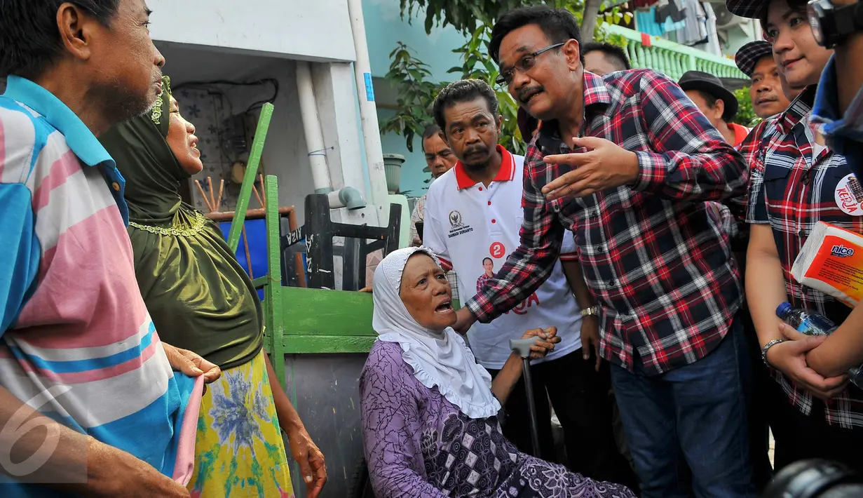 Cagub DKI Jakarta Djarot Saiful Hidayat berbincang dengan sejumlah warga saat blusukan di Kebon Bawang, Jakarta Utara, Sabtu (26/11). Dalam blusukannya tersebut, Djarot menjelaskan mengenai program KJP. (Liputan6.com/Angga Yuniar)