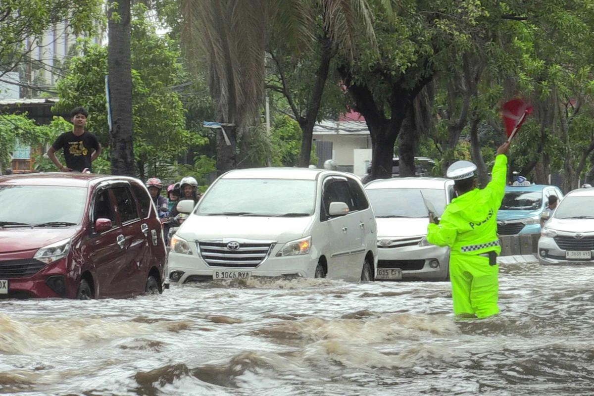 FOTO: Banjir Rendam Jalan Daan Mogot Lalu Lintas Tersendat