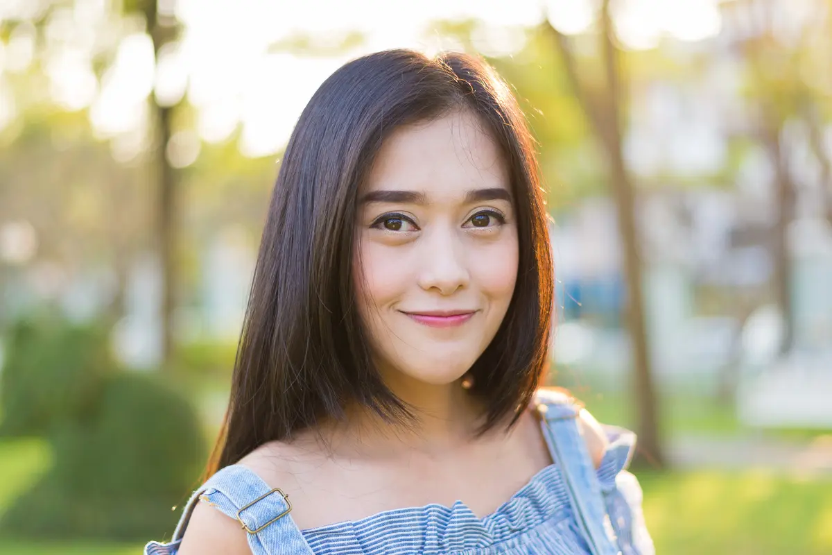 perempuan tersenyum
