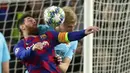 Kapten Barcelona, Lionel Messi, duel udara dengan pemain Slavia Praha, Michal Frydrych, pada laga Liga Champions 2019 di Stadion Camp Nou, Selasa (5/11). Kedua tim bermain imbang 0-0. (AP/Joan Monfort)