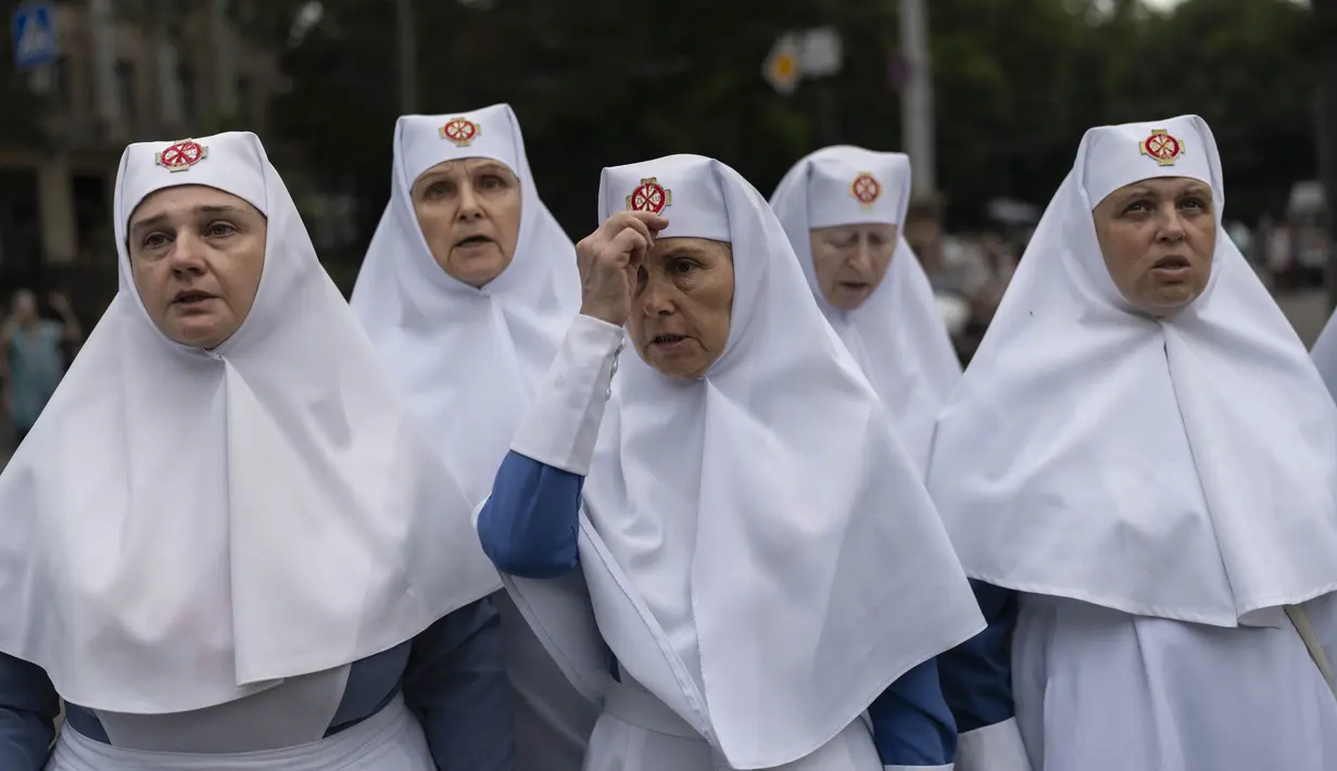 Sekelompok biarawati berdoa di luar Katedral Transfigurasi Odesa di Odesa, Ukraina, Minggu, 23 Juli 2023, menyusul serangan misil Rusia. (AP Photo/Jae C. Hong)