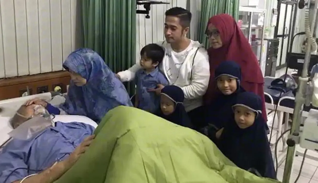 Saat dihubungi awak media, Irfan yang sedang berada di perjalanan membenarkan berita duka tersebut. Ia pun sedikit bercerita mengenai penyakit komplikasi yang diderita ayahnya di masa tuanya ini. (Instagram/irfanhakim75)