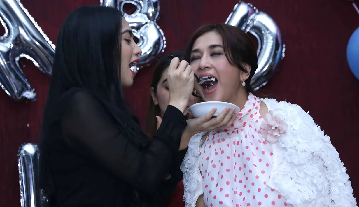 Selain itu Angel juga merasa senang ketika teman-teman, keluarga, dan fansnya memberikan kejutan yang tak hanya sekali. (Nurwahyunan/Bintang.com)