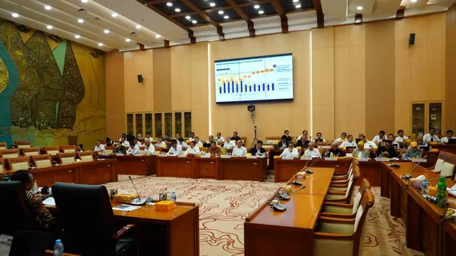 Rapat Kerja Komisi VII DPR RI dengan Menteri Energi dan Sumber Daya Mineral (ESDM) menyepakati Asumsi Makro RAPBN 2024.
