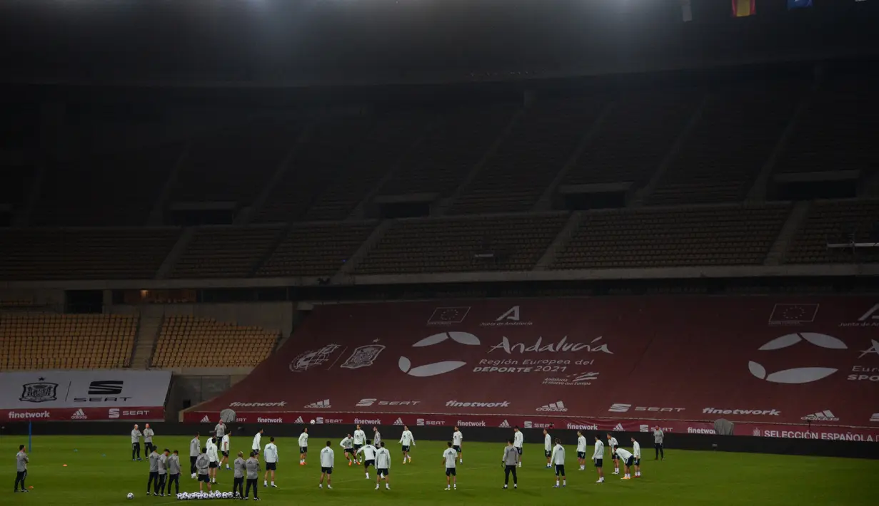 Para pemain Spanyol mengikuti sesi latihan di stadion La Cartuja di Seville (17/11/2020). Spanyol akan bertanding melawan Jerman pada Matchday 6 UEFA Nations League 2020 di Estadio La Cartuja de Sevilla. (AFP/Cristina Quicler)
