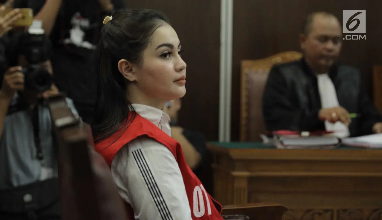 Terdakwa kasus narkoba Jeniffer Dunn saat mengikuti sidang lanjutan di Pengadilan Negeri Jakarta Selatan, Kamis (31/5). Sidang kali ini beragendakan nota pembelaan atau pledoi dari terdakwa. (Liputan6.com/Faizal Fanani)