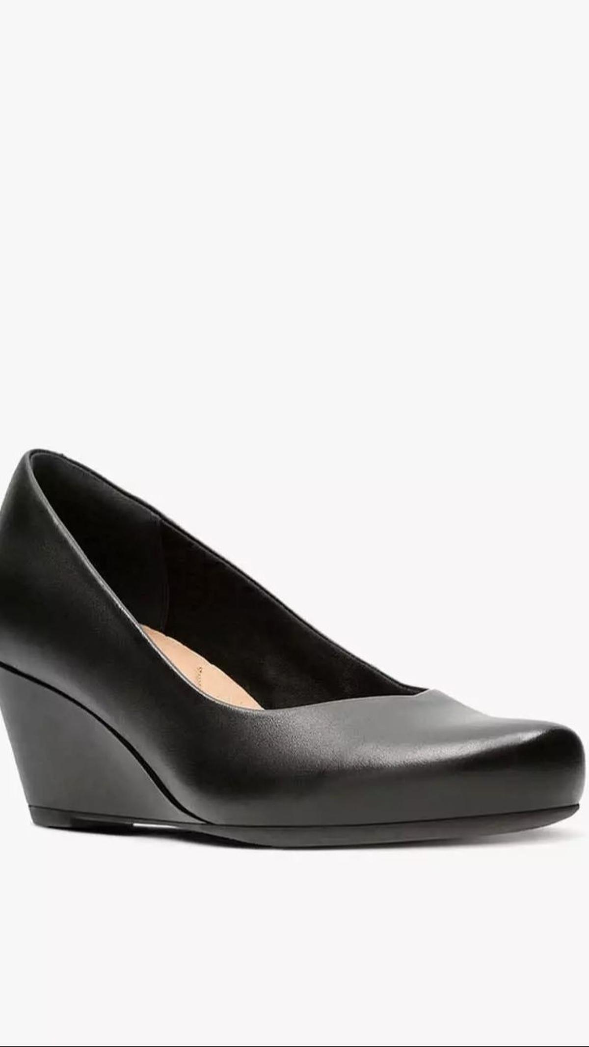 <b>Sandal Wedges dari Brand Clarks</b>