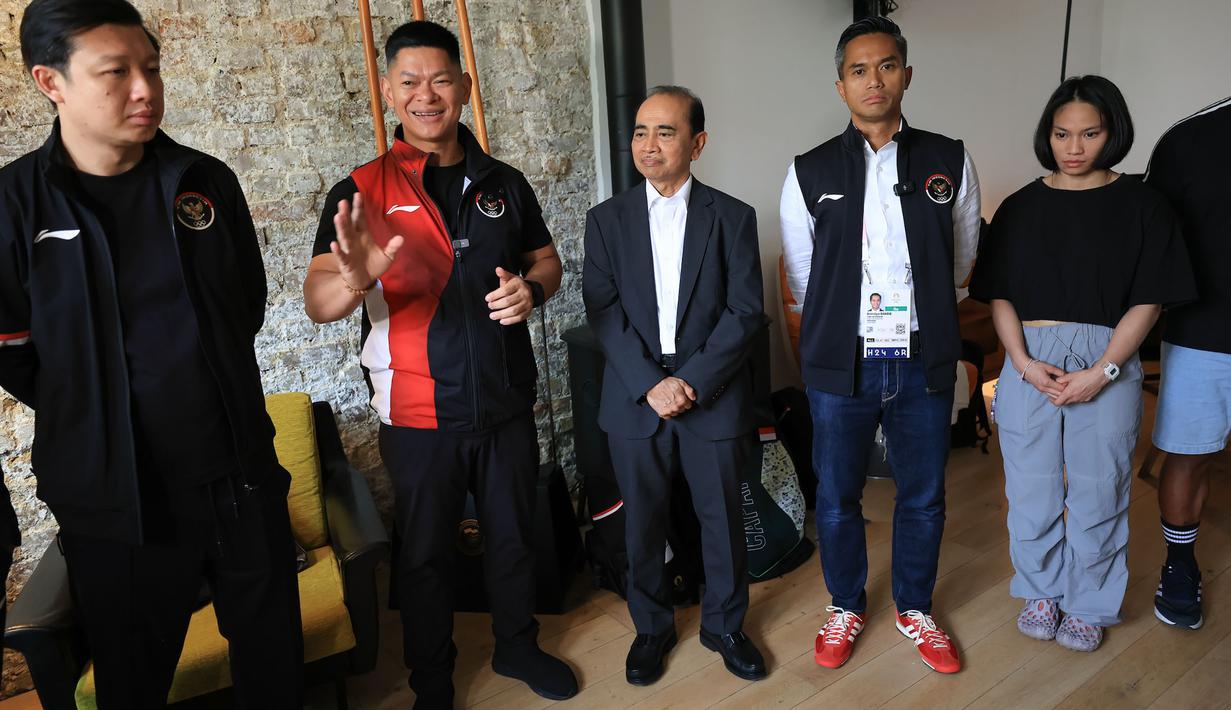 Ketua Umum NOC Indonesia Raja Sapta Oktohari (kedua kiri) memberikan sambutan didampingi Duta Besar Republik Indonesia untuk Prancis Mohamad Oemar, Chef de Mission (CdM) Olimpiade Indonesia Anindya Bakrie serta atlet Judo sekaligus pembawa bendera Indonesia pada pembukaan Olimpiade Paris 2024 Maryam March Maharani dalam acara doa bersama Tim Indonesia jelang Olimpiade Paris 2024 di Rumah Garuda kawasan Saint Ouen, Paris, Prancis, Selasa (23/7/2024). (Dok. NOC Indonesia)