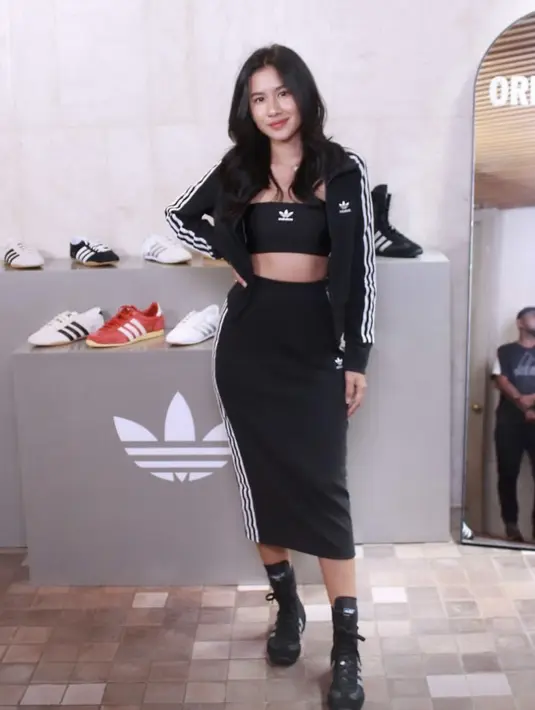 Kali ini shenina tampil memikat dengan gaya sporty-nya. Ia memadukan pencil skirt dengan Adidas Japan Mid Shoe.